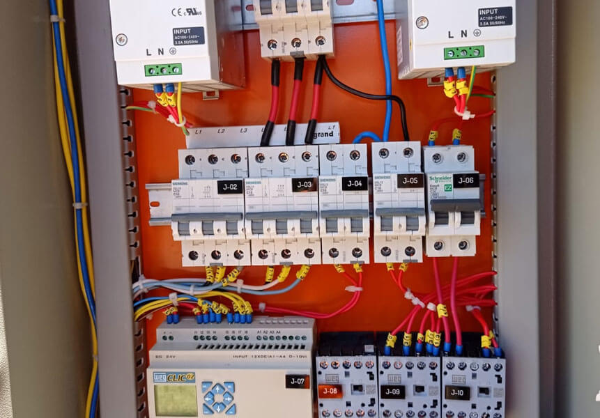 Montagem e manutenção de painéis elétricos industrial